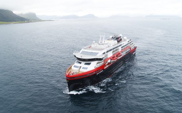 Hurtigruten Extends Unique Northern Lights Promise for 2024/25 Season and Beyond