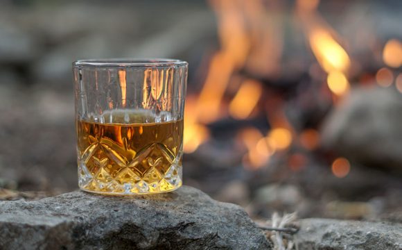 Discover the warm welcome of an Irish Whiskey distillery this festive season